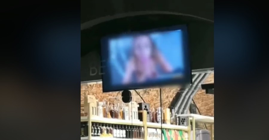 Во Львове  в торговом центре на экране вместо рекламы крутили порно 