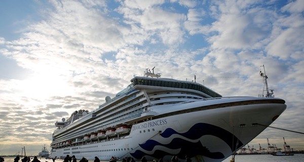 СМИ: Двое пассажиров на круизном лайнере Diamond Princess умерли от коронавируса