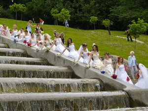 Невесты прошли парадом по Сумской 