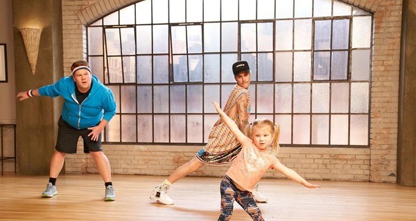 Джастин Бибер и Джеймс Корден повторили танцы маленьких детей