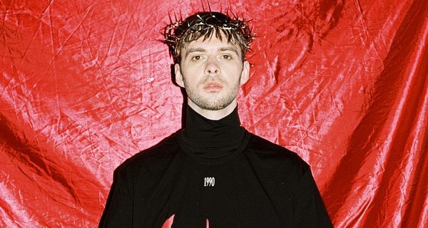 Макс Барских показал терновый венец и рюкзак-трансформер собственного дизайна