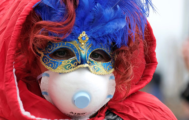 Маска на маску: участники Венецианского карнавала вышли на улицы, несмотря на запрет