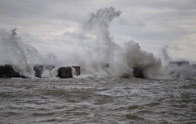 Штормовое предупреждение: ветер поднял в Черном море 4-метровые волны