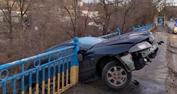 В Кривом Роге машина повисла на краю моста