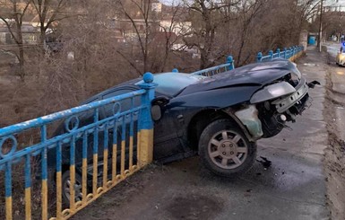 В Кривом Роге машина повисла на краю моста