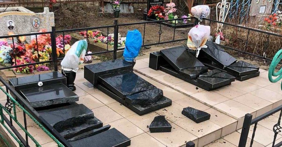 На Николаевщине две пьяные ученицы разнесли надгробия на кладбище