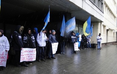 В сети появилось видео псевдомитинга под зданием налоговой в Киеве