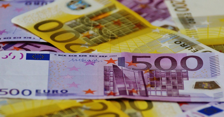 Евро растет быстрее доллара