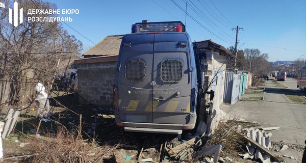 В Мариуполе полицейская машина снесла внедорожник и врезалась в гараж