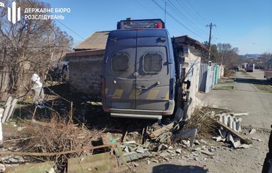 В Мариуполе полицейская машина снесла внедорожник и врезалась в гараж