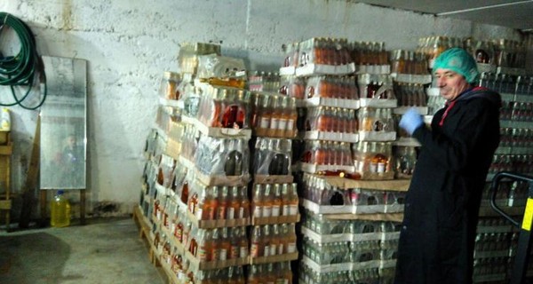 На Львовщине показали, как уничтожили 37 тысяч бутылок алкоголя 