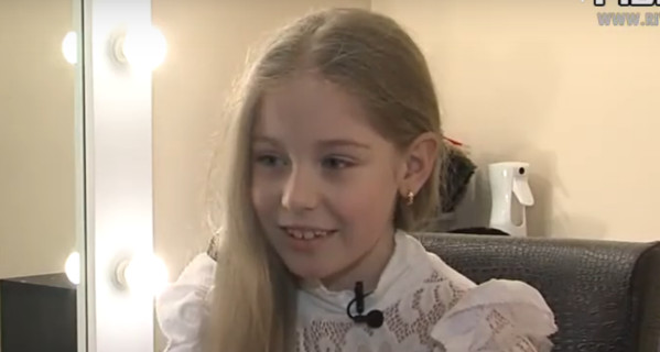 В Ровно школьница обрезала 59 сантиметров волос, чтобы помочь онкобольной девочке