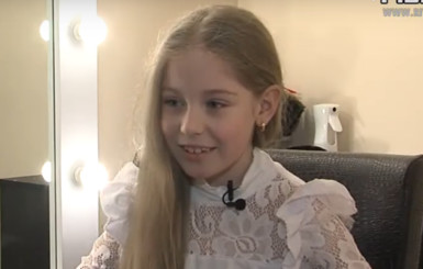 В Ровно школьница обрезала 59 сантиметров волос, чтобы помочь онкобольной девочке