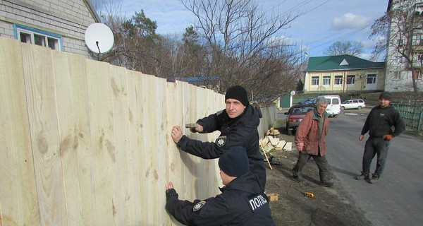 Полицейские восстановили забор, который снесли во время стычек в Новых Санжарах