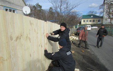 Полицейские восстановили забор, который снесли во время стычек в Новых Санжарах