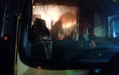 В сети появилось видео, как женщины закидали камнями автобусы с эвакуированными украинцами
