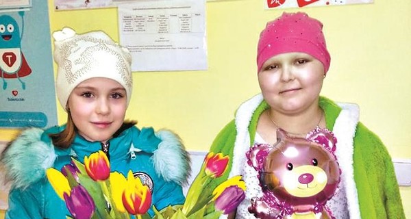 8-летняя школьница из Ровно продала косу, чтобы помочь больной девочке