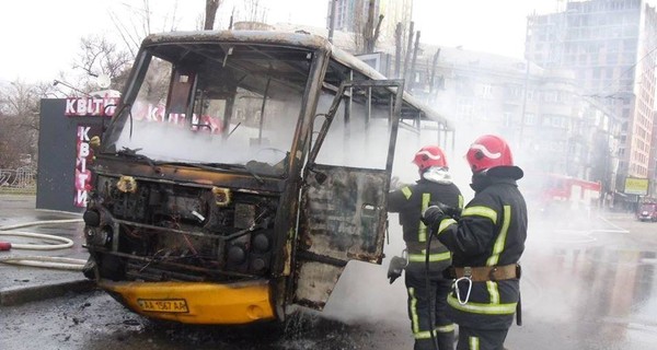 В Кривом Роге сгорел автобус: пострадали 2 человека