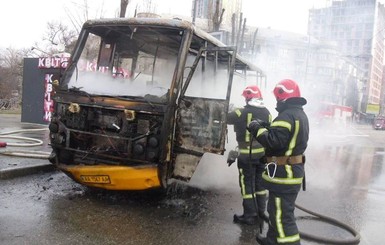 В Кривом Роге сгорел автобус: пострадали 2 человека