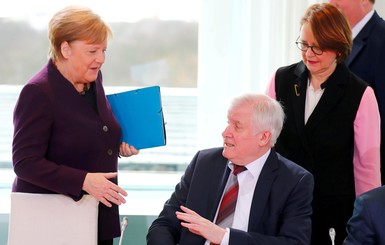 Ангела Меркель протянула руку главе МВД, но он ее не пожал