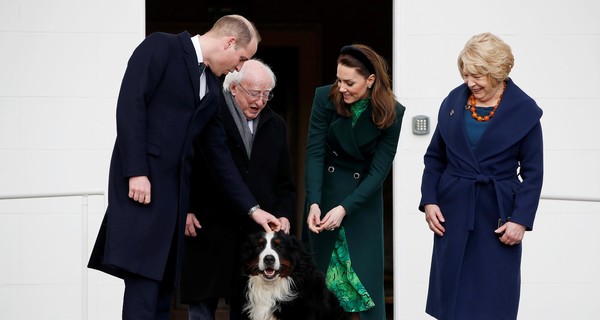 Кейт Миддлтон прилетела в Ирландию в модном головном уборе