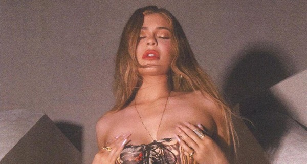 Кайли Дженнер сексуально наклонилась в бикини и восхитила фанатов