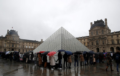 Лувр снова открыли. У знаменитого музея выстраиваются очереди