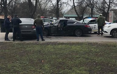 В Борисполе перекрыли дорогу: неадекватный водитель угрожает застрелиться