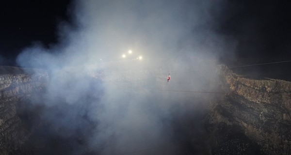 В очках и респираторе: канатоходец прогулялся над жерлом активного вулкана