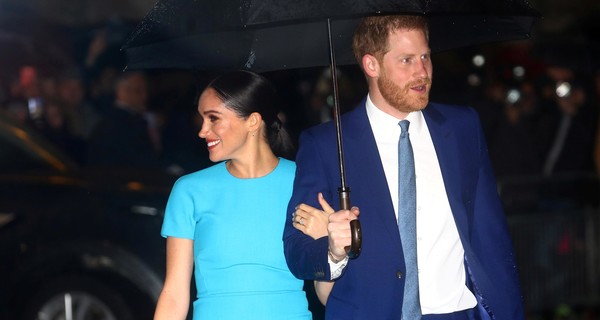 Меган Маркл появилась на премии в Лондоне с клатчем Stella McCartney и принцем Гарри