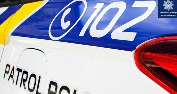 Во Львове водитель бросился под машину оштрафовавших его полицейских