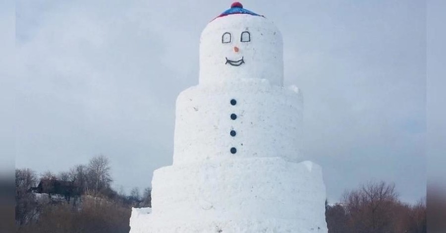 В России соорудили снеговик размером с четырехэтажный дом