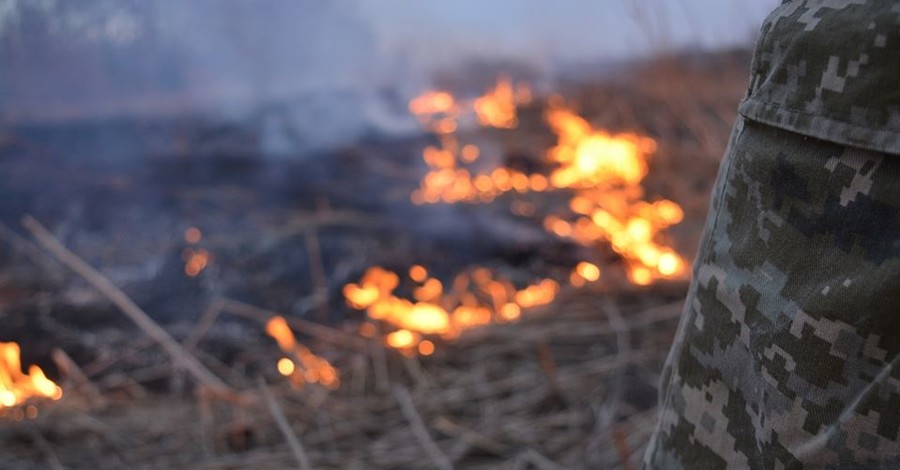 Из-за обстрелов на Донбассе произошел пожар: сгорел опорный пункт ВСУ