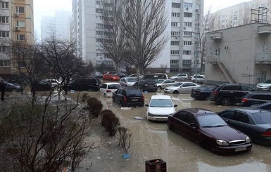 Потоп в одном из дворов Киева: водители вынуждены 