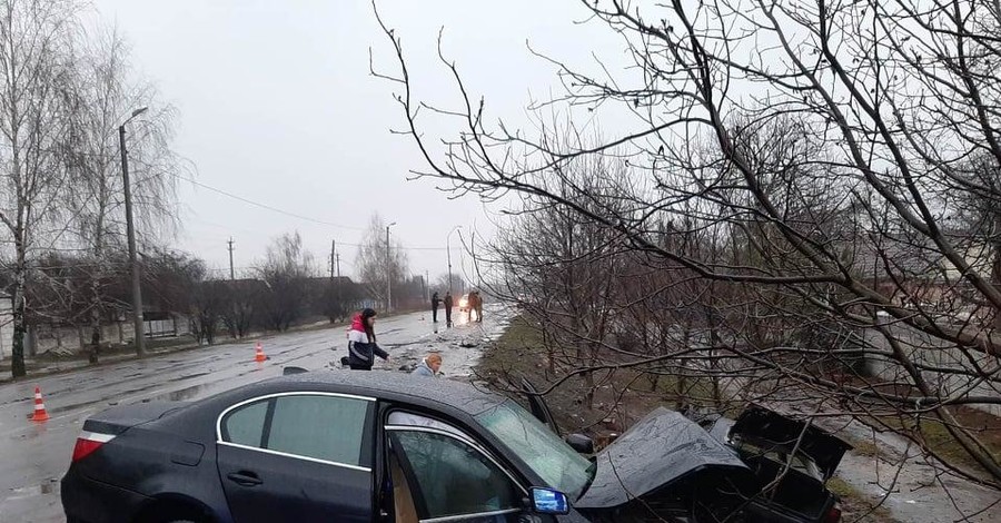 На Житомирщине водитель БМВ выехал на встречку: погибли трое взрослых и младенец