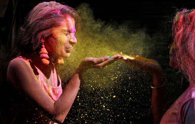 Праздник весны и ярких красок: в Индии проходит фестиваль Холи 