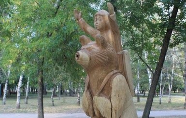 Запорожцы о медведе-убийце: Скульптура уже однажды падала, едва не придавив мальчика
