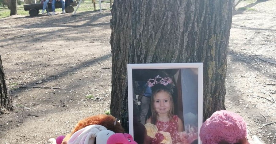 Гибель Ани Ждан в парке Запорожья: люди приносят на детскую площадку цветы и игрушки
