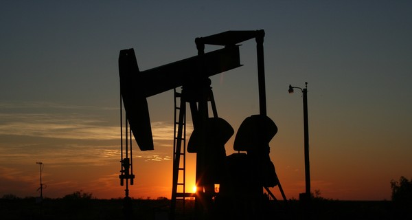 Нефть снова подешевела и потянула вниз рубль