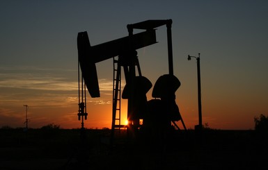 Нефть снова подешевела и потянула вниз рубль