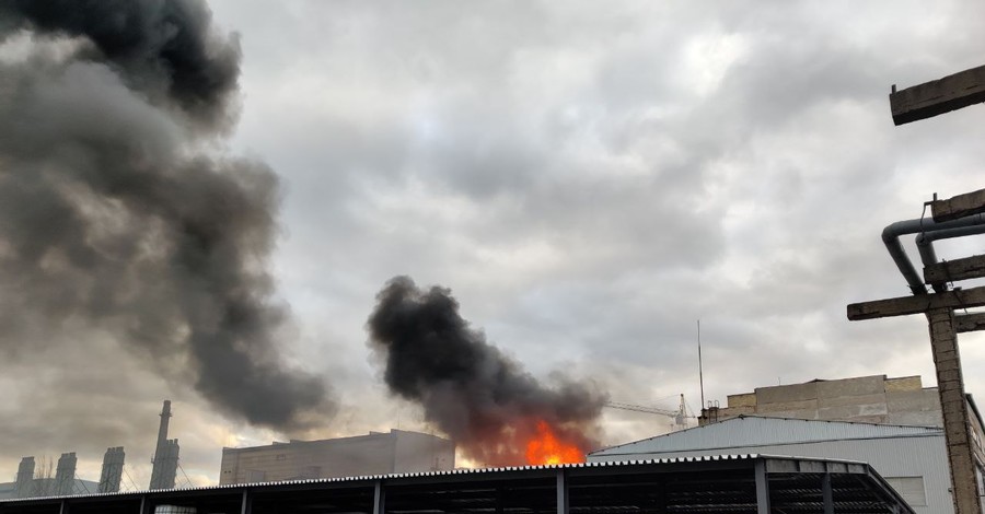 В Киеве произошел масштабный пожар на химзаводе