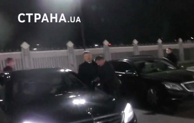 Порошенко вернулся из Испании без маски