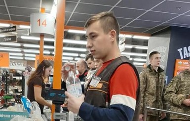 В Днепре из “Варуса” уволили кассира за отказ перейти на украинский
