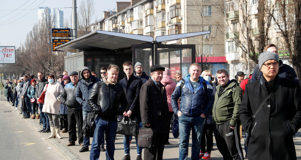 Транспортный коллапс в  Киеве: На остановках очереди, в транспорте – толпы людей