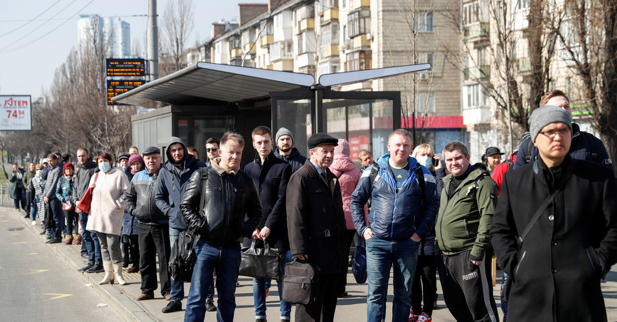 Транспортный коллапс в  Киеве: На остановках очереди, в транспорте – толпы людей