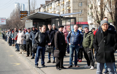 Транспортный коллапс в  Киеве: На остановках очереди, в транспорте – толпы людей