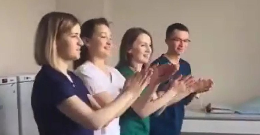 Российские врачи взорвали сеть танцевальной инструкцией для мытья рук