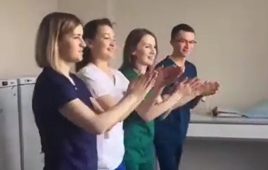 Российские врачи взорвали сеть танцевальной инструкцией для мытья рук