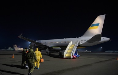 В Украину прибыли из Австрии 33 человека на президентском самолете