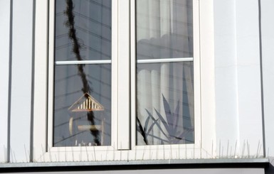 В Киеве спасатели в последний момент успели снять с окна маленького ребенка